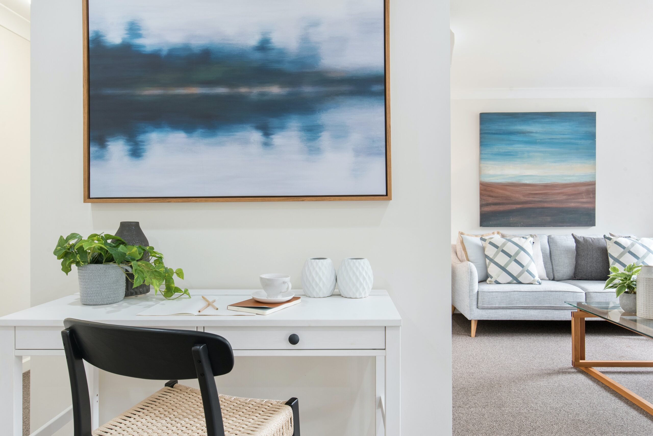 Heller Raum mit weißen Möbeln, schönder Deko. Feng Shui.